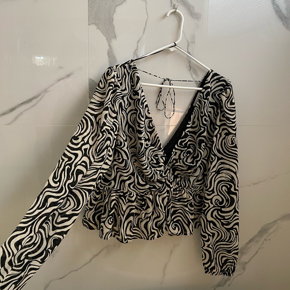 Black and white H&M top